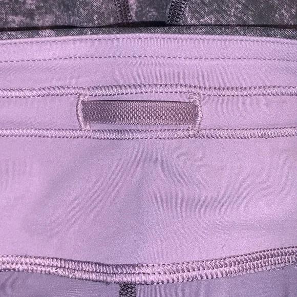 NWT -  Lulu Invigorate High-Rise Crop 23"
Denim Wash Print Dusky Lavender Black - Picture 8 of 9